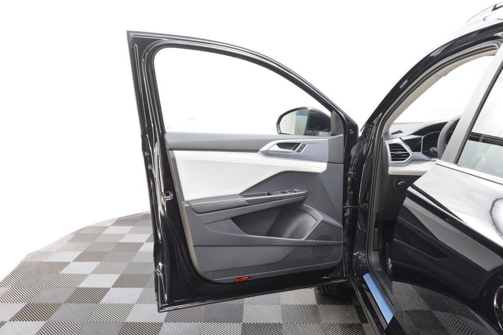 New 2026 Volkswagen Taos SE AWD/4WD image 6