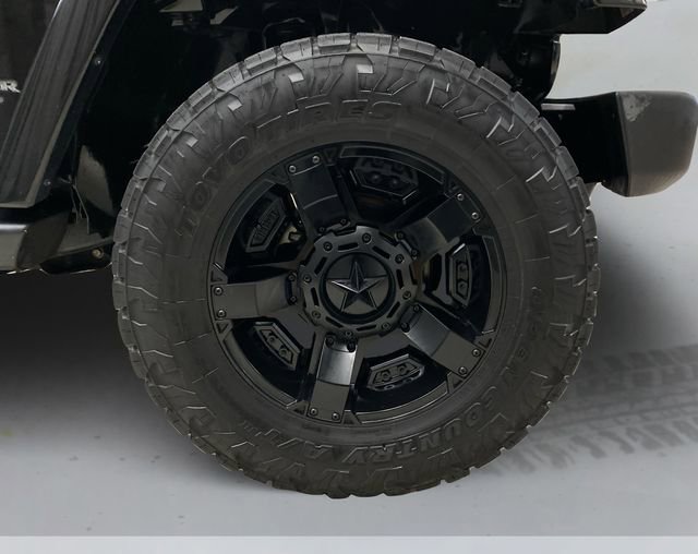 Used 2016 Jeep Wrangler Unlimited Sahara w/ Dual Top Group image 15