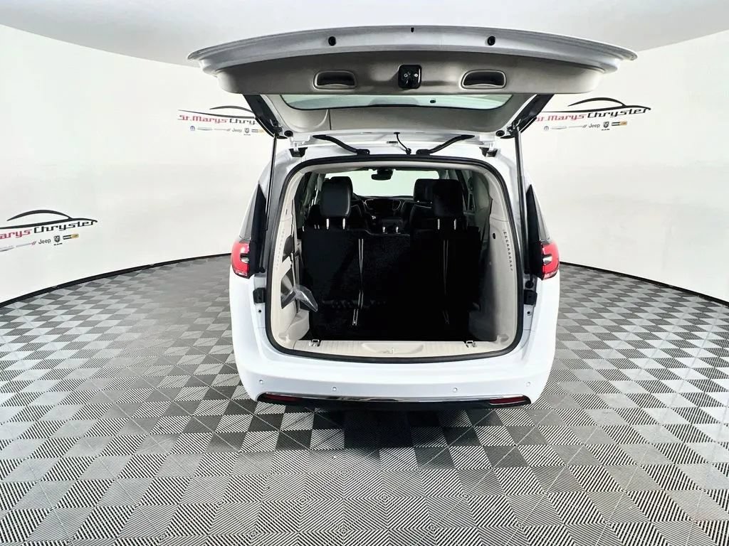 Used 2024 Chrysler Pacifica Limited FWD image 28