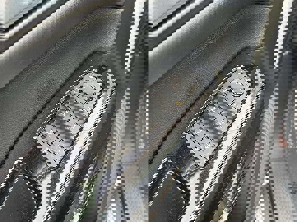 Used 2022 Nissan Pathfinder SV image 30