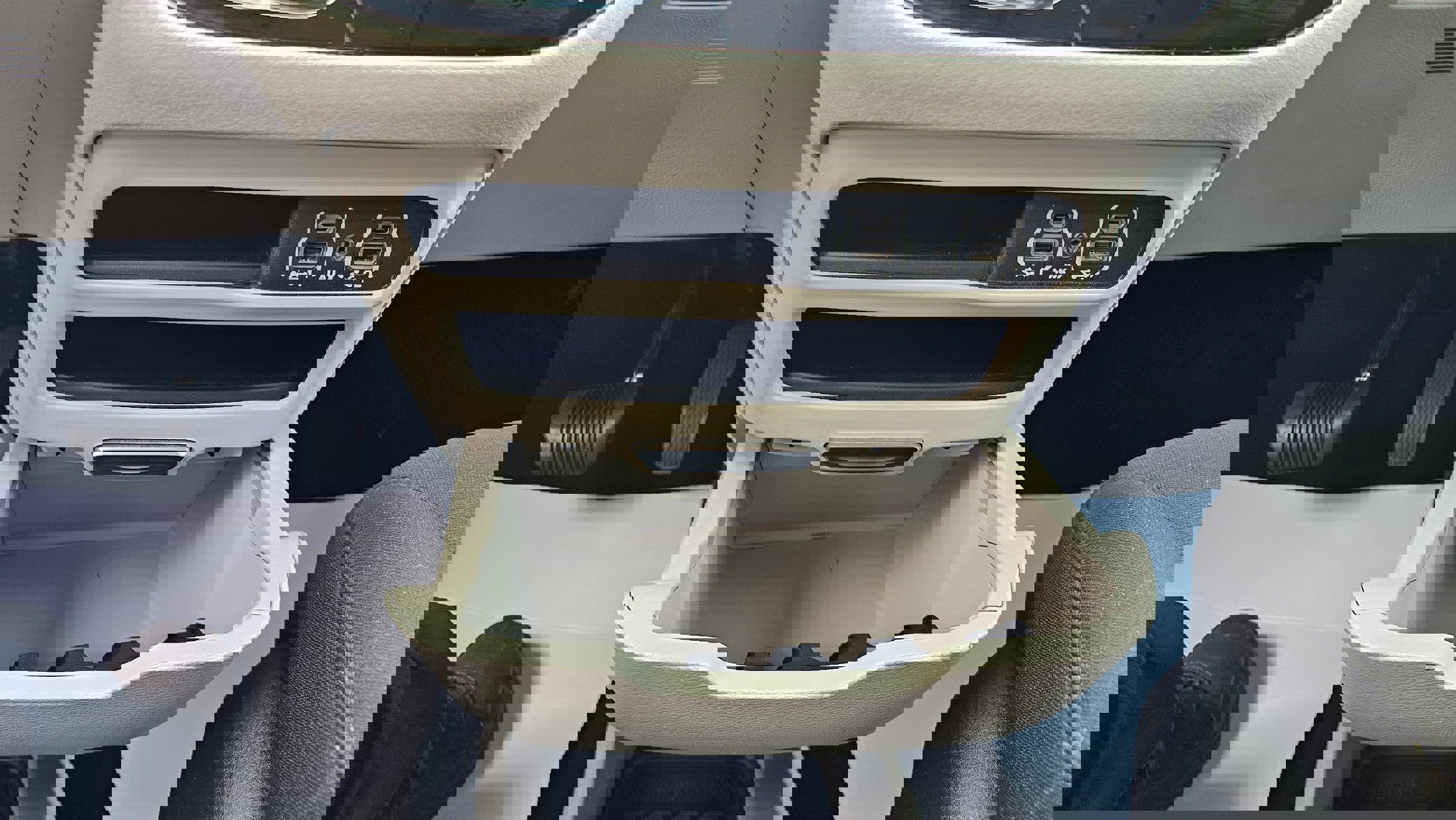 Used 2023 Chrysler Voyager LX image 24