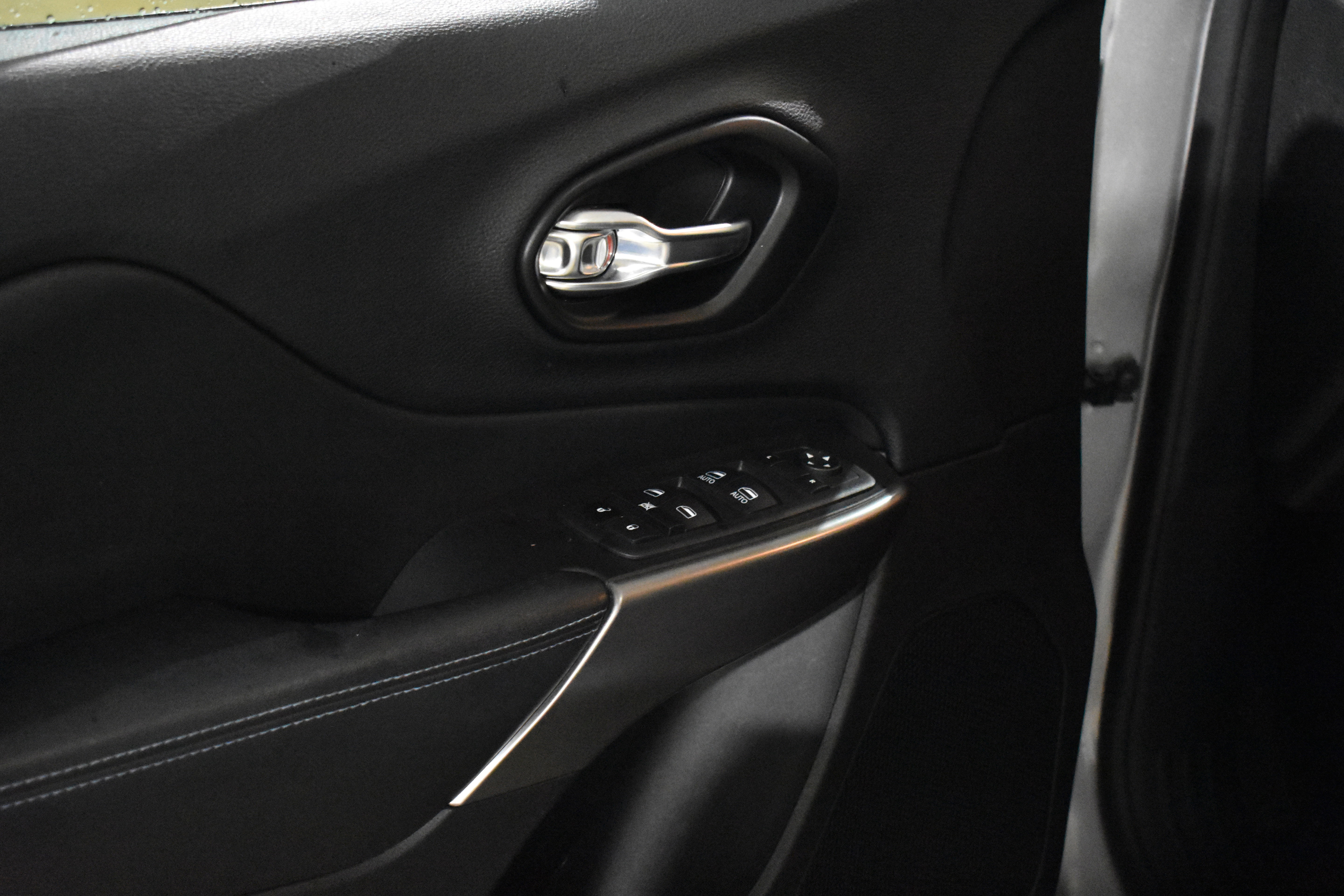 Used 2021 Jeep Cherokee Latitude image 14