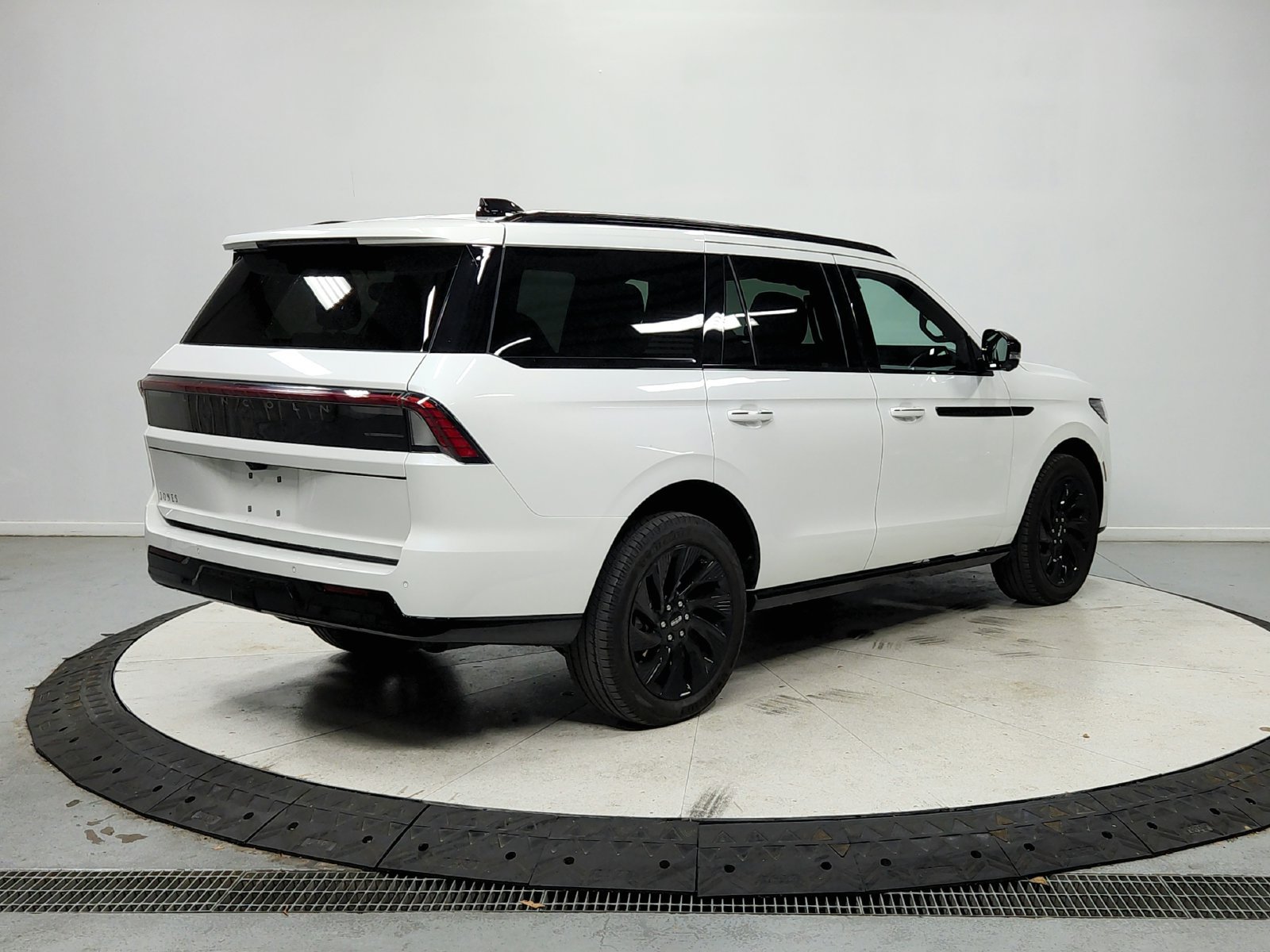 Used 2026 Lincoln Navigator Reserve w/ Jet Appearance Package AWD/4WD image 8