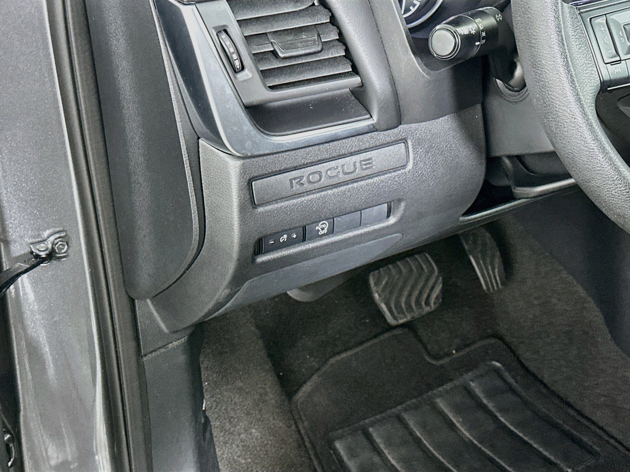 Used 2024 Nissan Rogue S FWD image 17
