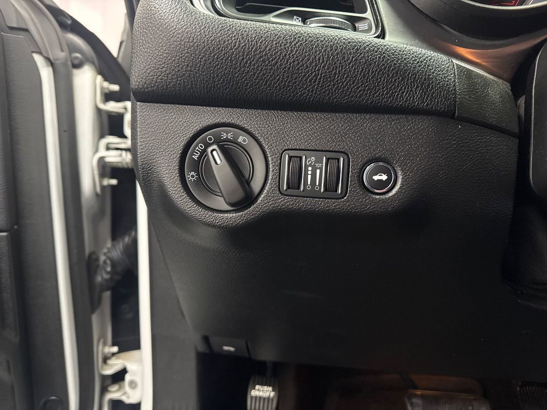 Used 2016 Dodge Challenger SXT w/ Driver Convenience Group image 11