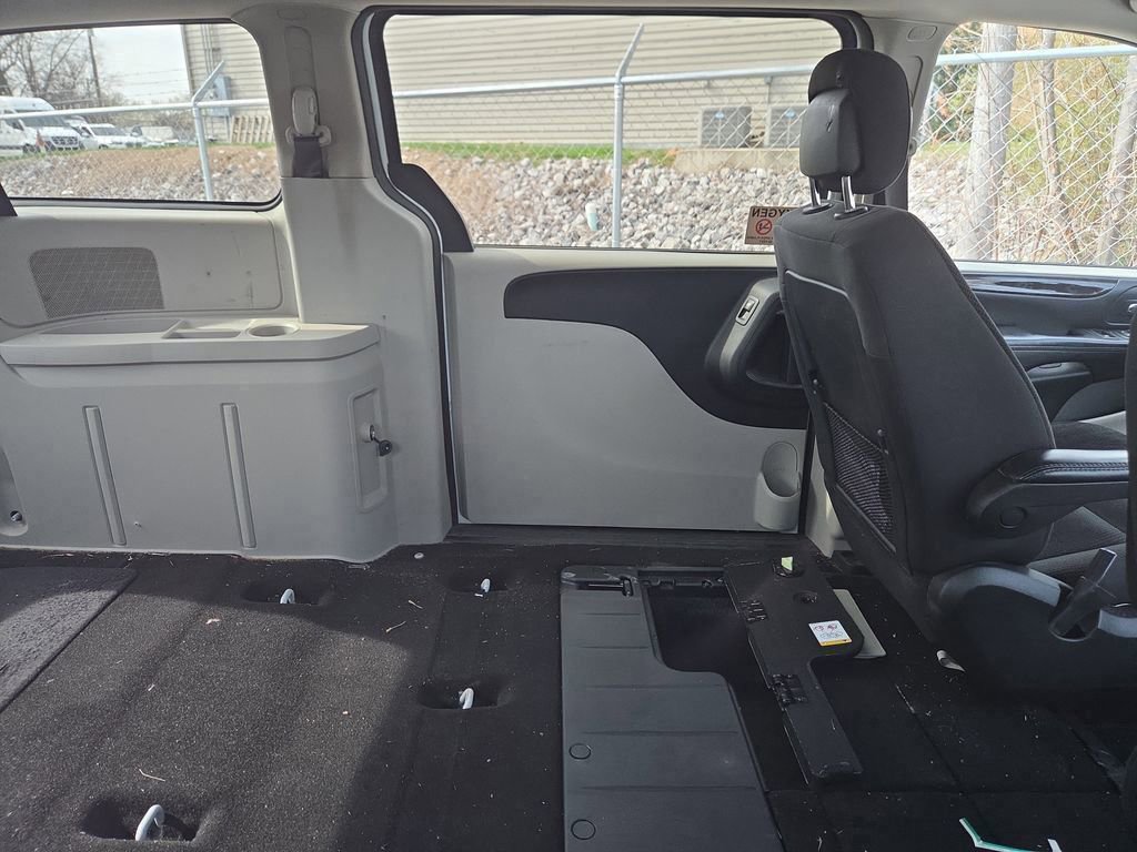 Used 2019 Dodge Grand Caravan SE w/ UConnect Hands-Free Group image 11