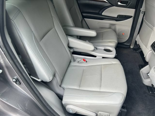 Used 2015 Toyota Highlander Limited Platinum AWD/4WD image 30
