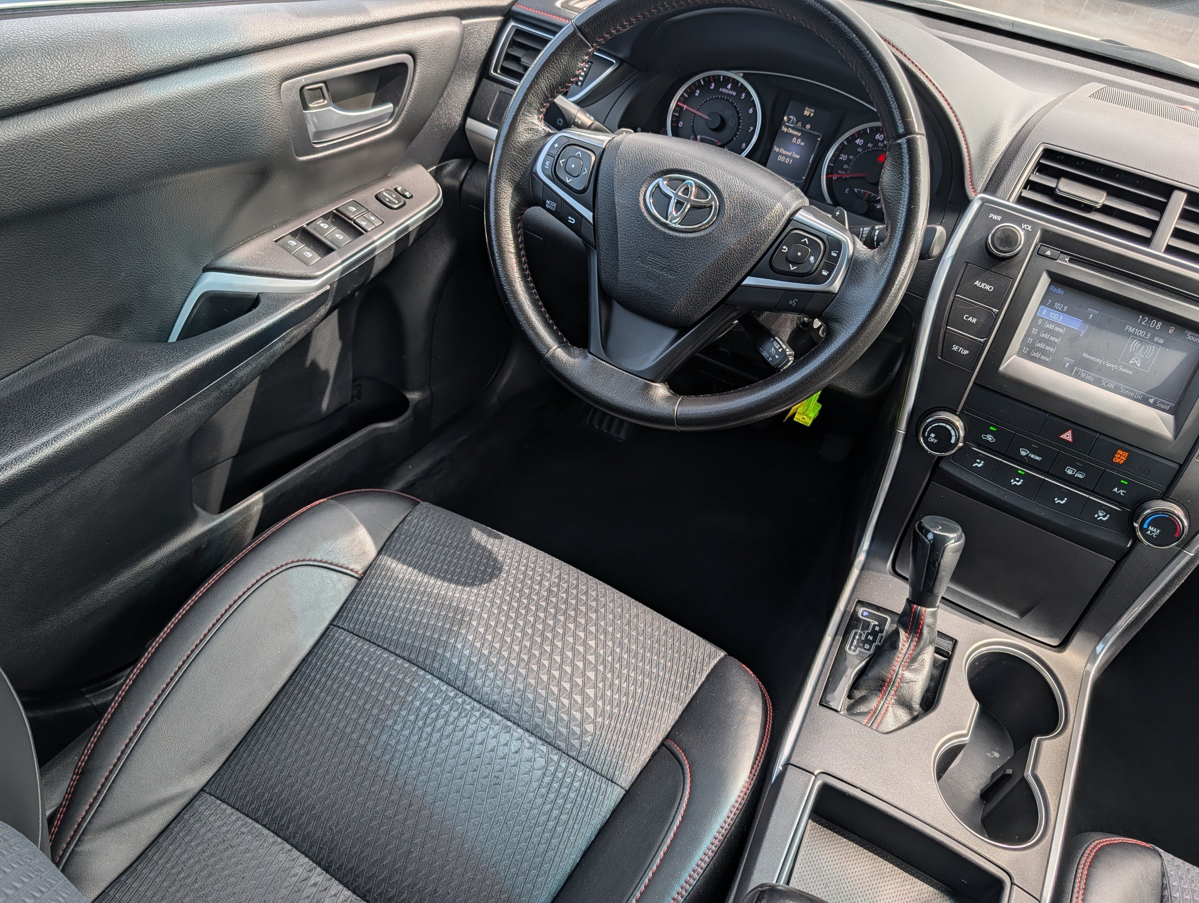 Used 2015 Toyota Camry SE FWD image 9