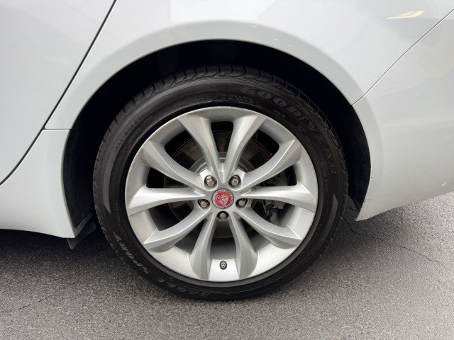 Used 2018 Jaguar XF Premium image 34