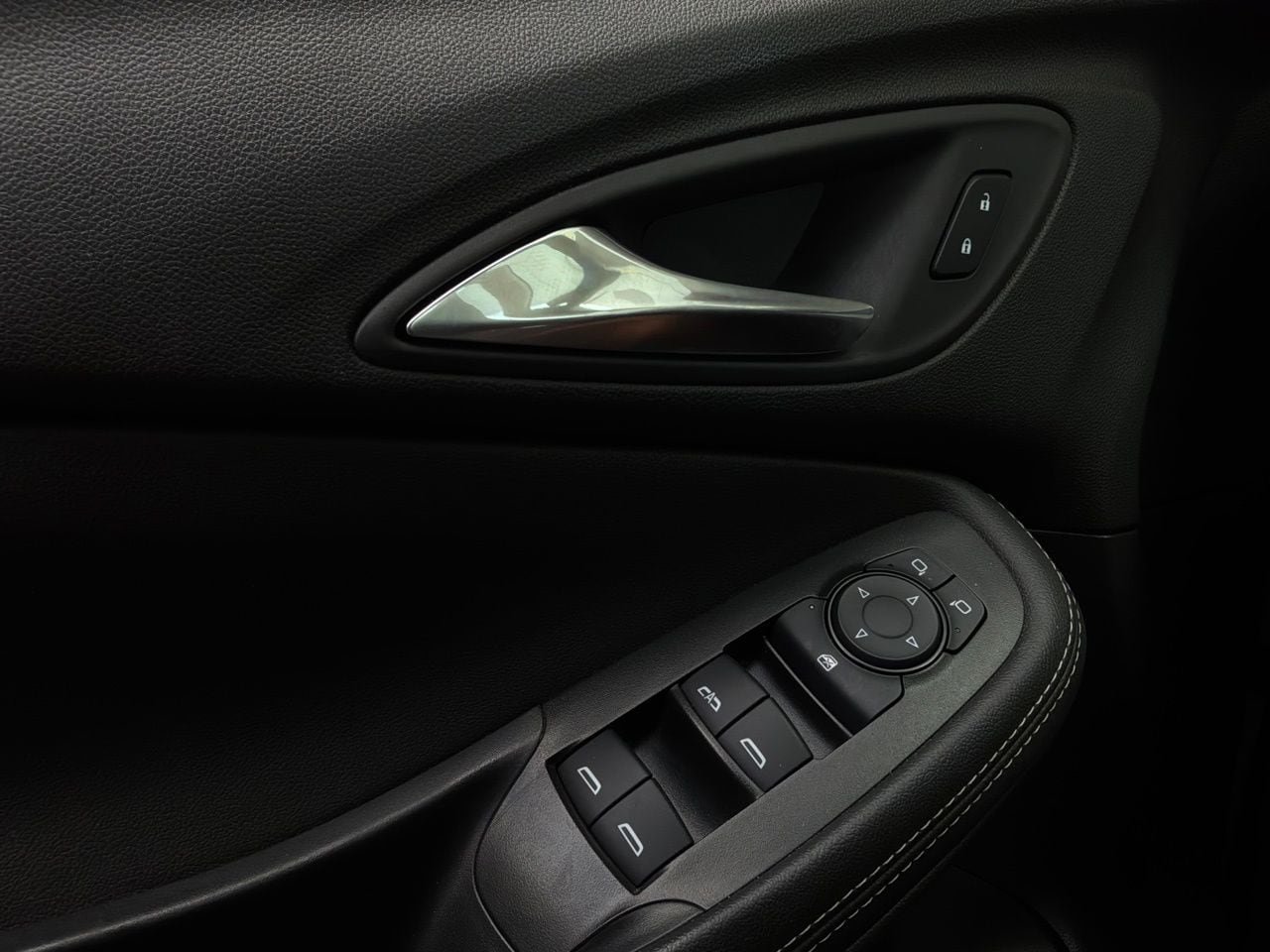 Used 2025 Buick Encore GX Preferred AWD/4WD image 19