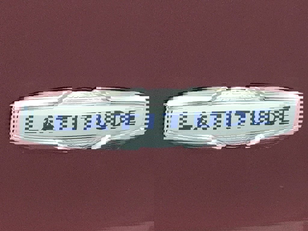 Used 2019 Jeep Cherokee Latitude Plus w/ Comfort/Convenience Group image 10