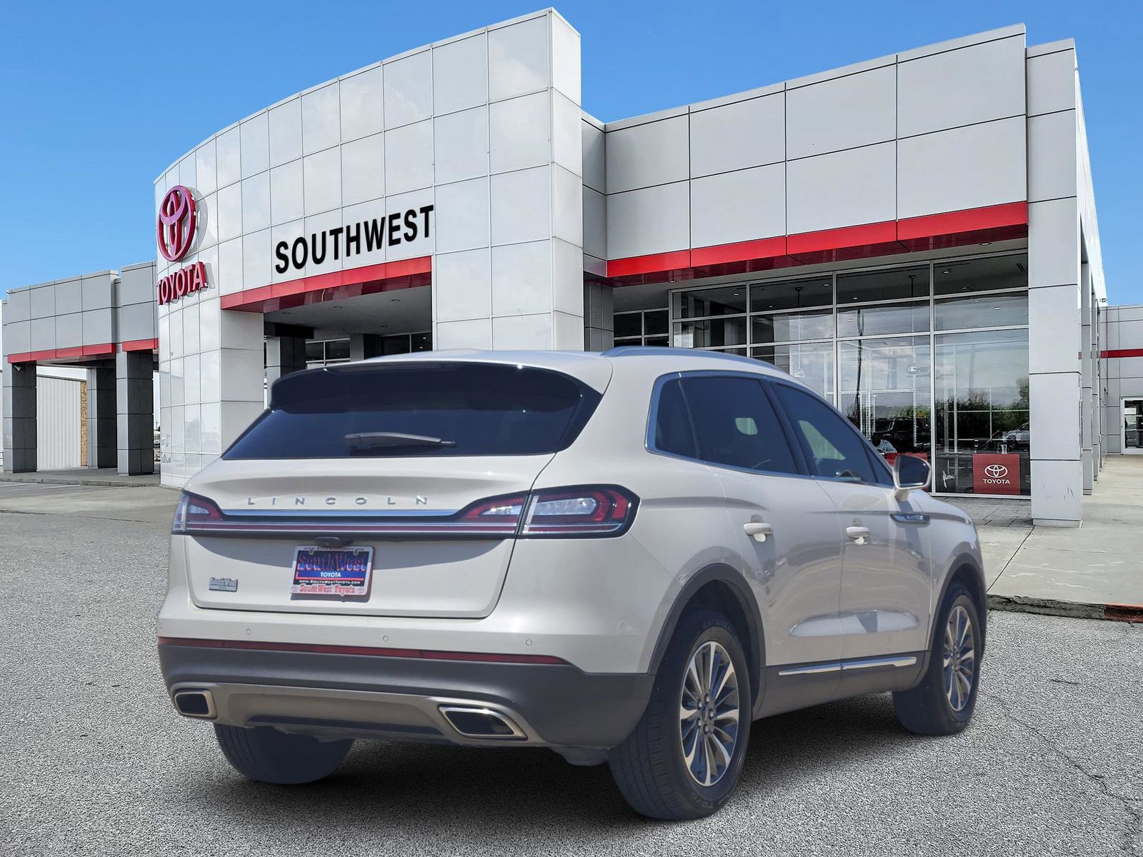 Used 2022 Lincoln Nautilus FWD w/ Premium Package image 5