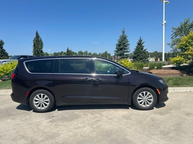 Used 2017 Chrysler Pacifica Touring w/ Tire & Wheel Group FWD image 5