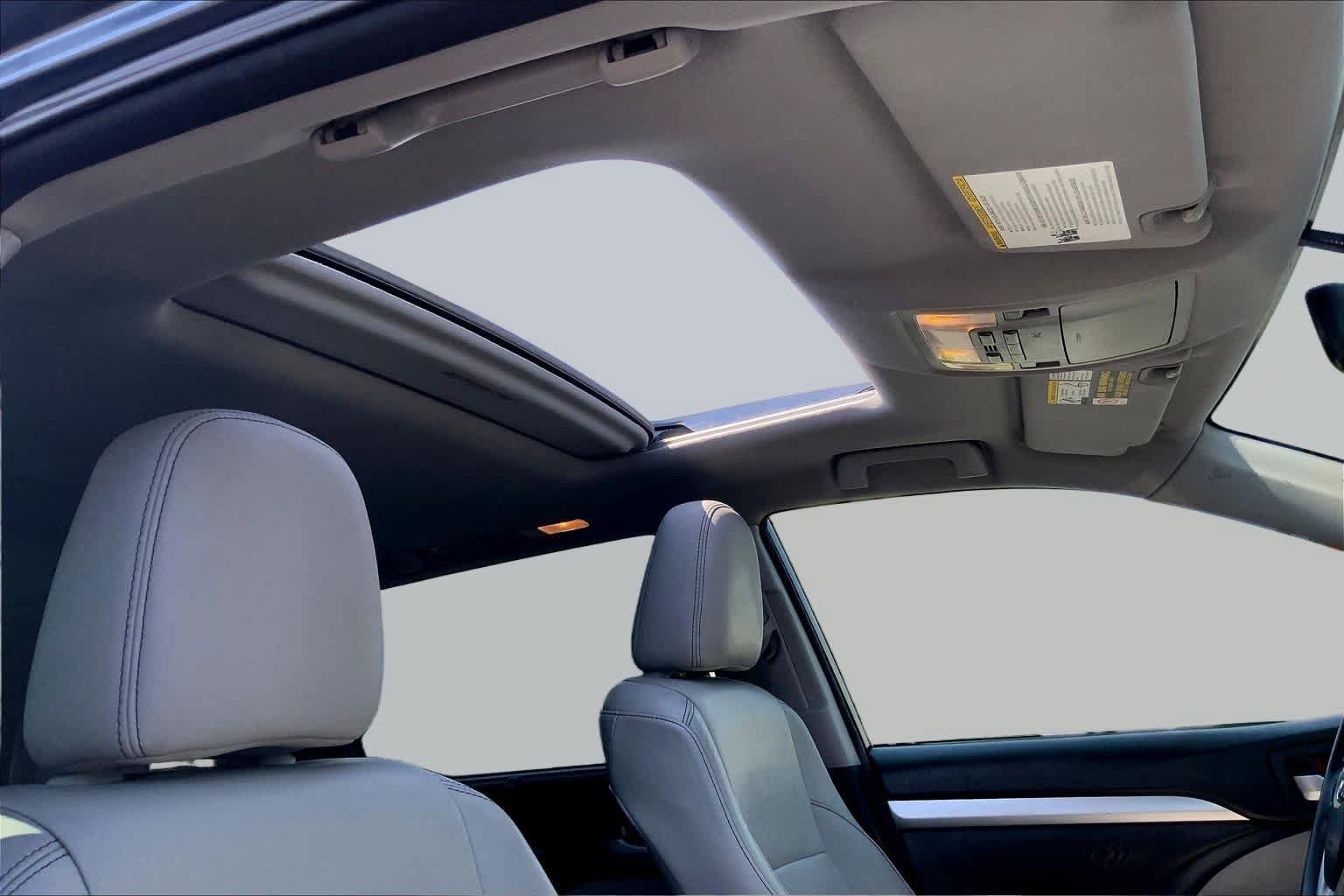 Used 2015 Toyota Highlander XLE FWD image 13