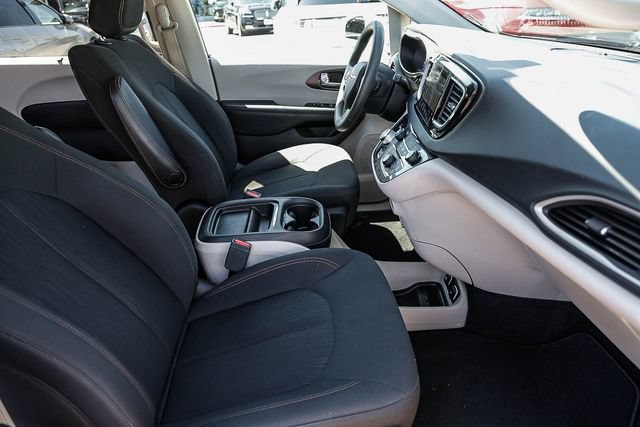 Used 2018 Chrysler Pacifica Touring Plus w/ Tire & Wheel Group FWD image 19