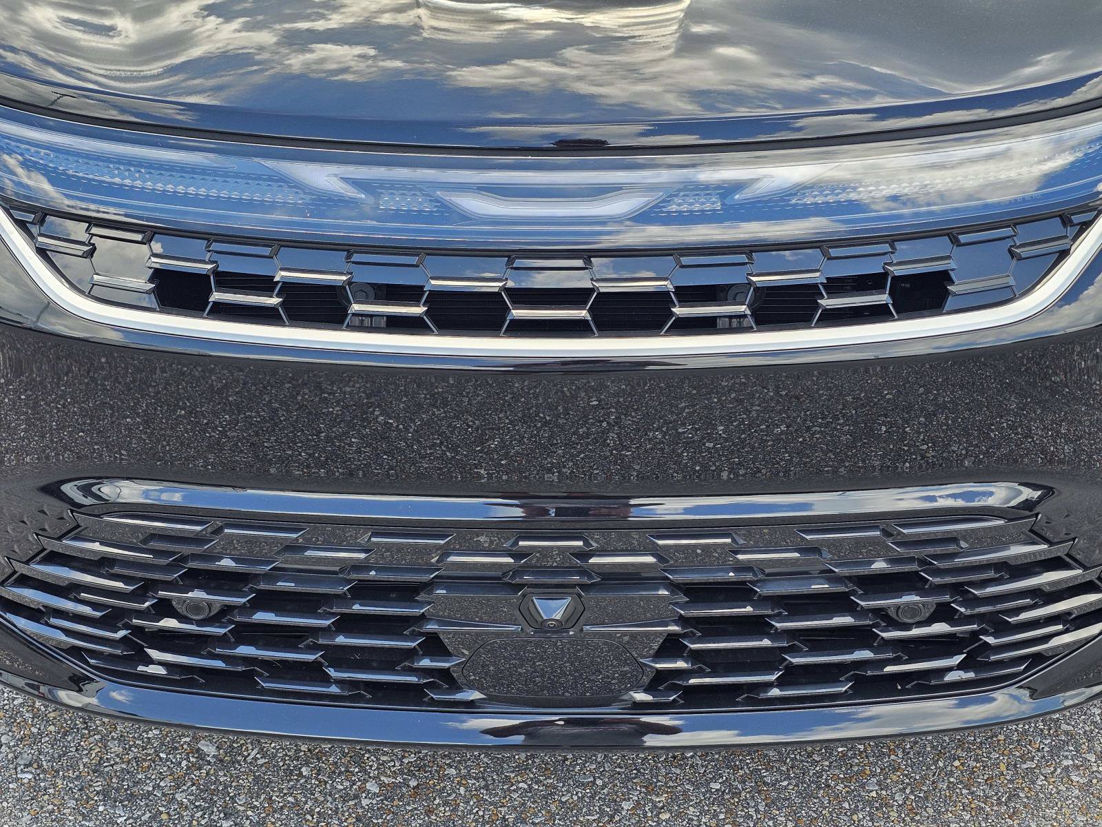 New 2027 Chrysler Pacifica Select FWD image 3