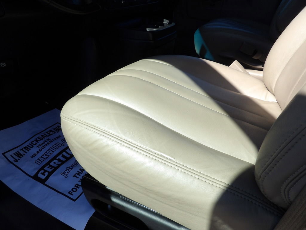 Used 2022 Chevrolet Express 3500 w/ Driver Convenience Package image 18