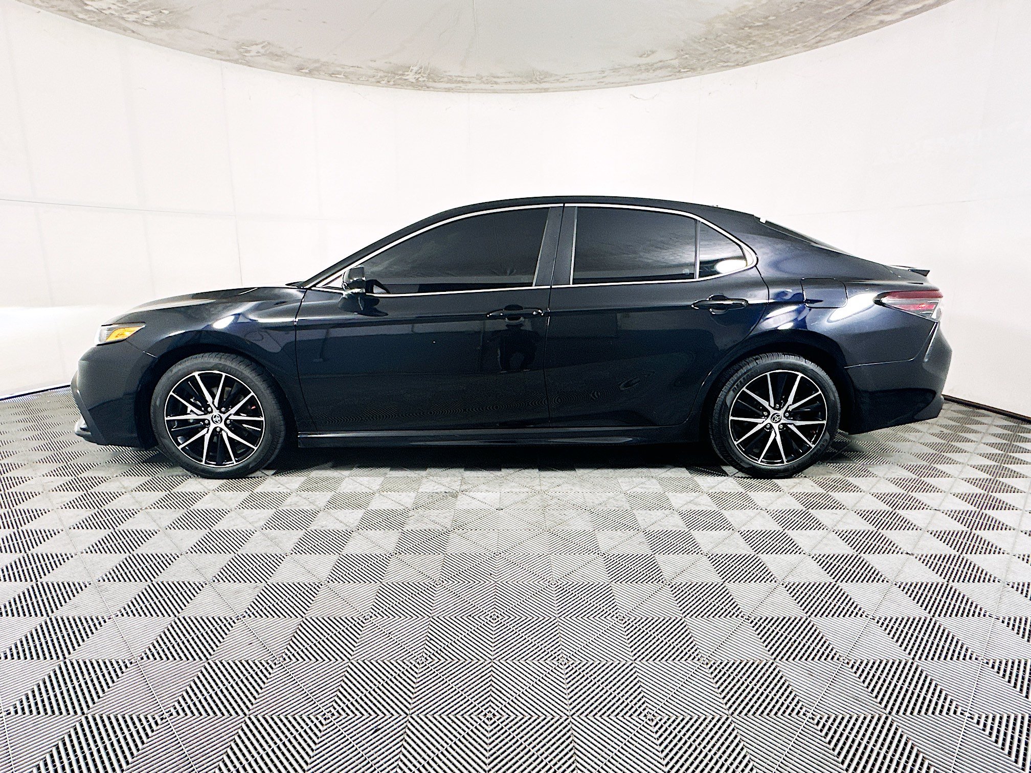 Used 2023 Toyota Camry SE w/ Cold Weather Package FWD image 6