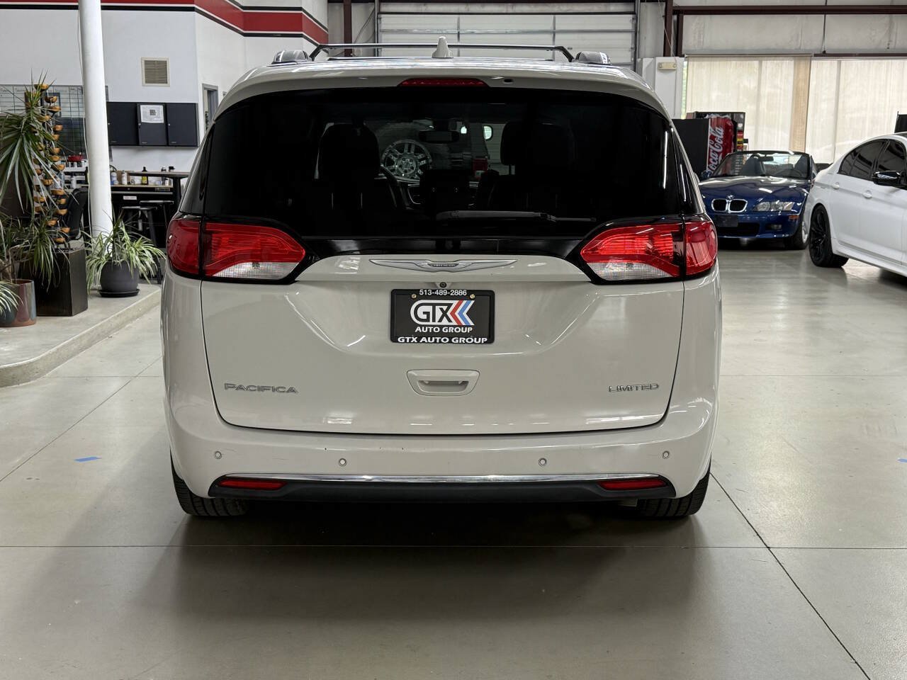 Used 2017 Chrysler Pacifica Limited w/ UConnect Theater Package FWD image 3