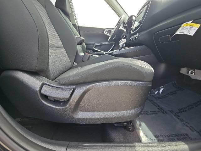 Used 2025 Kia Soul LX w/ LX Technology Package FWD image 16