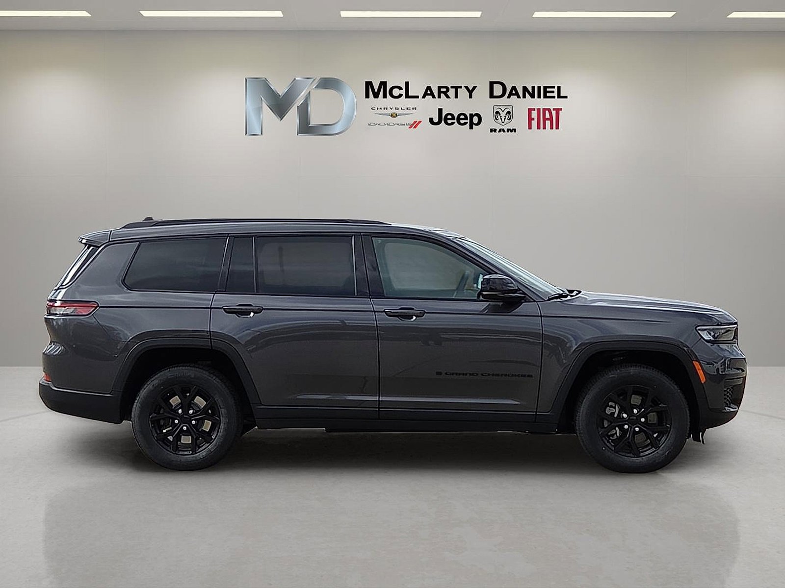 Used 2024 Jeep Grand Cherokee L Laredo image 6