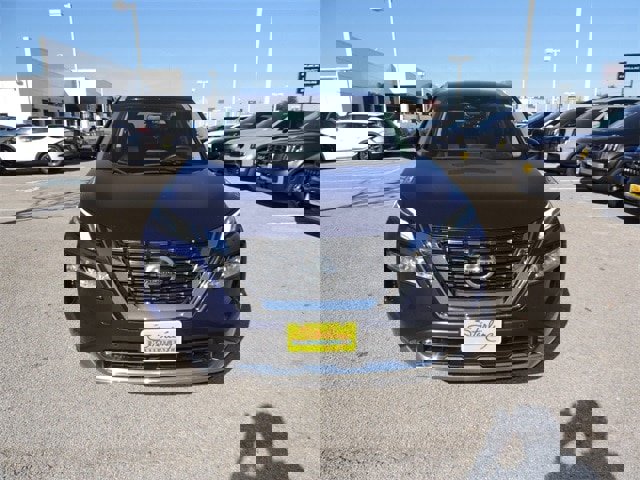 Used 2021 Nissan Rogue Platinum image 2