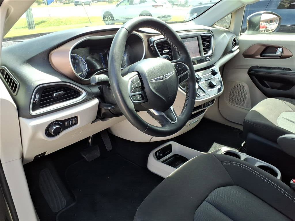 Used 2022 Chrysler Voyager LX FWD image 16
