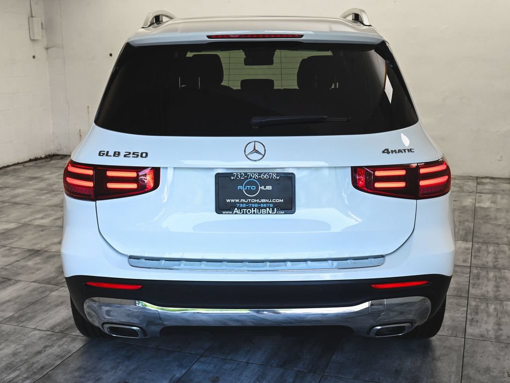 Used 2025 Mercedes-Benz GLB 250 4MATIC image 5