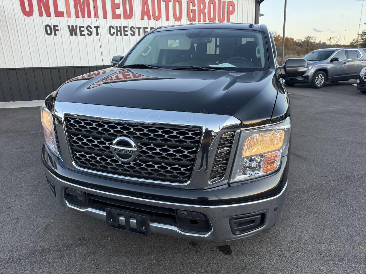Used 2018 Nissan Titan SV w/ SV Convenience Package RWD image 2