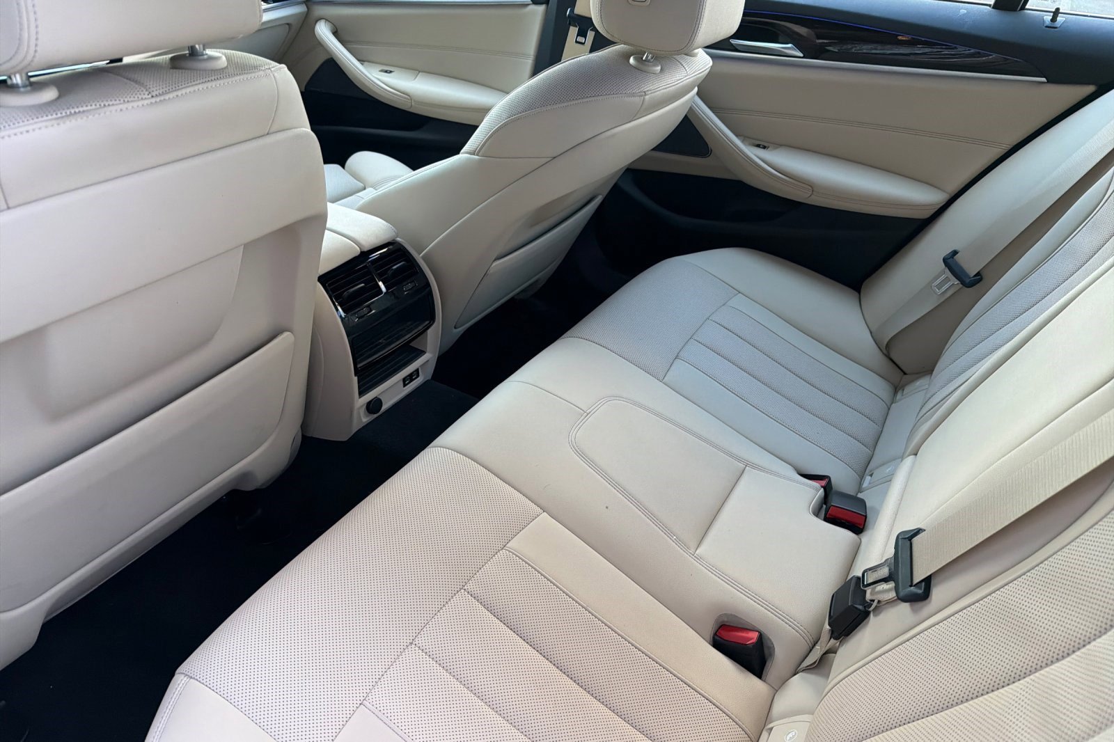 Used 2023 BMW 530i w/ Premium Package image 15