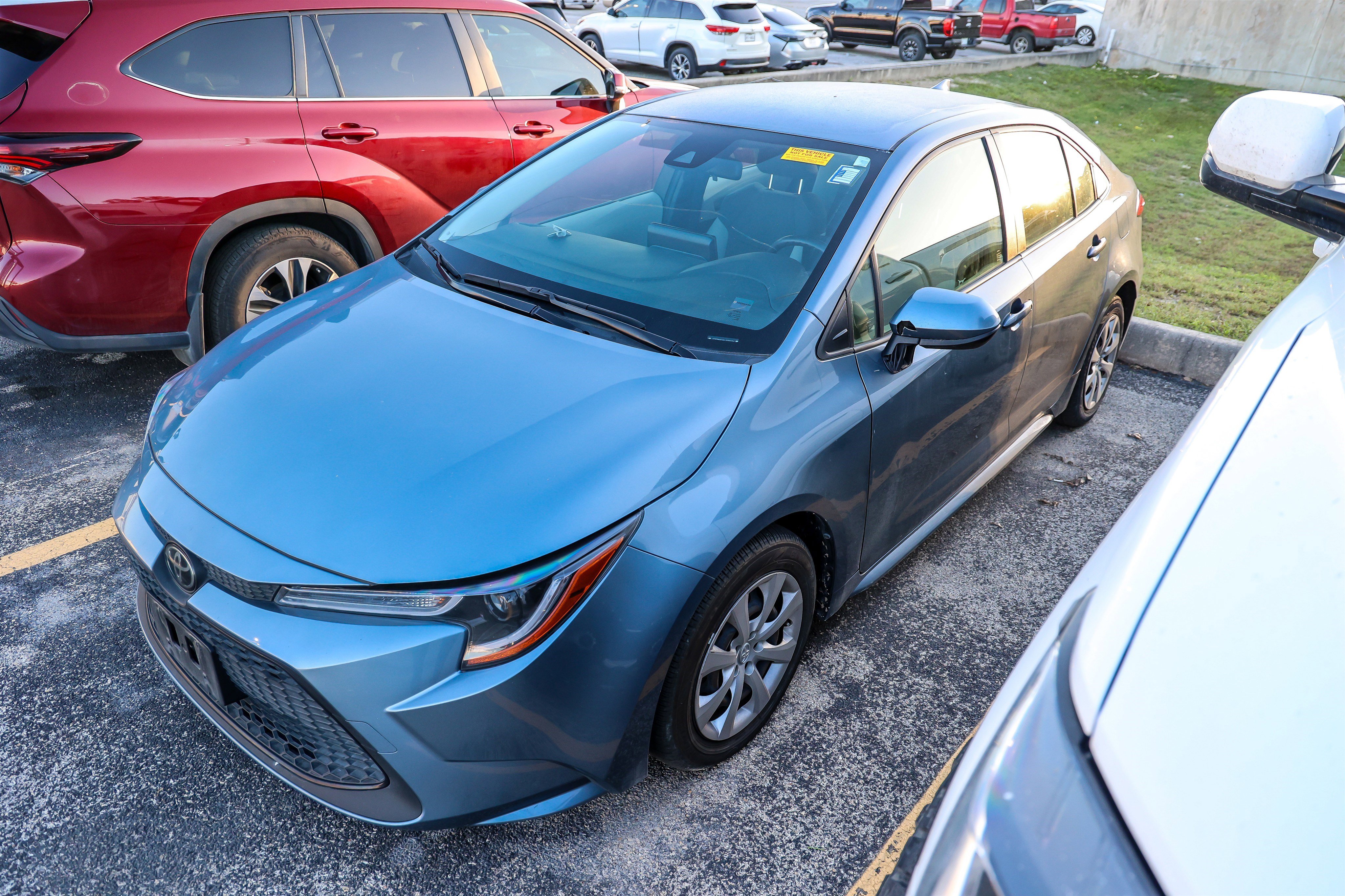Used 2022 Toyota Corolla LE FWD image 3