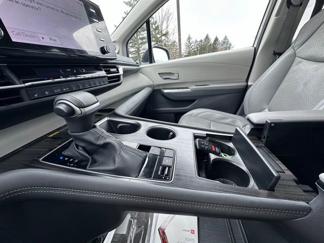 Used 2024 Toyota Sienna Limited image 16