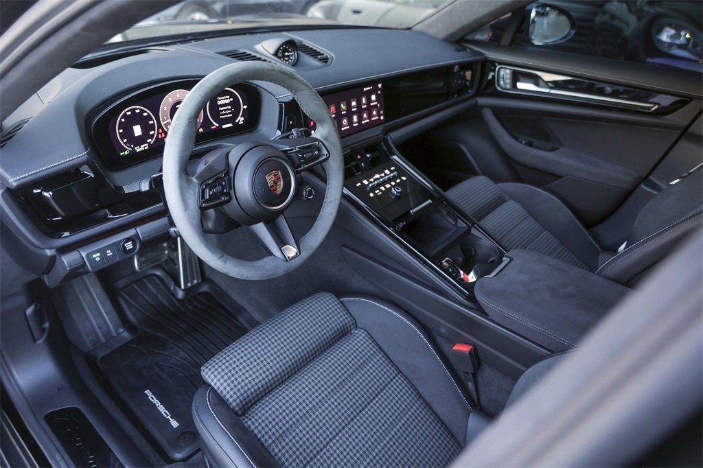 Certified 2025 Porsche Panamera GTS image 4