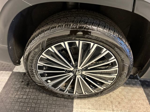 Certified 2025 Volkswagen Taos SE image 14