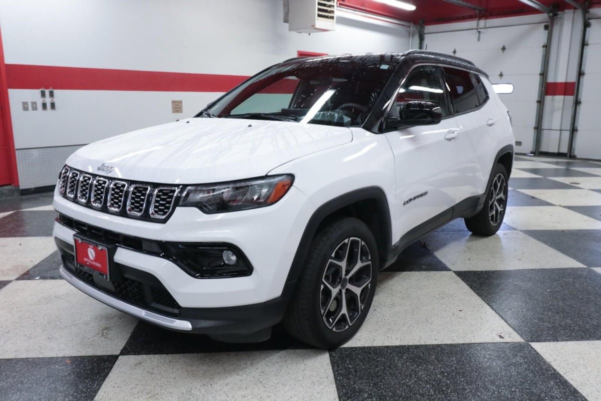 Used 2025 Jeep Compass Limited AWD/4WD image 5