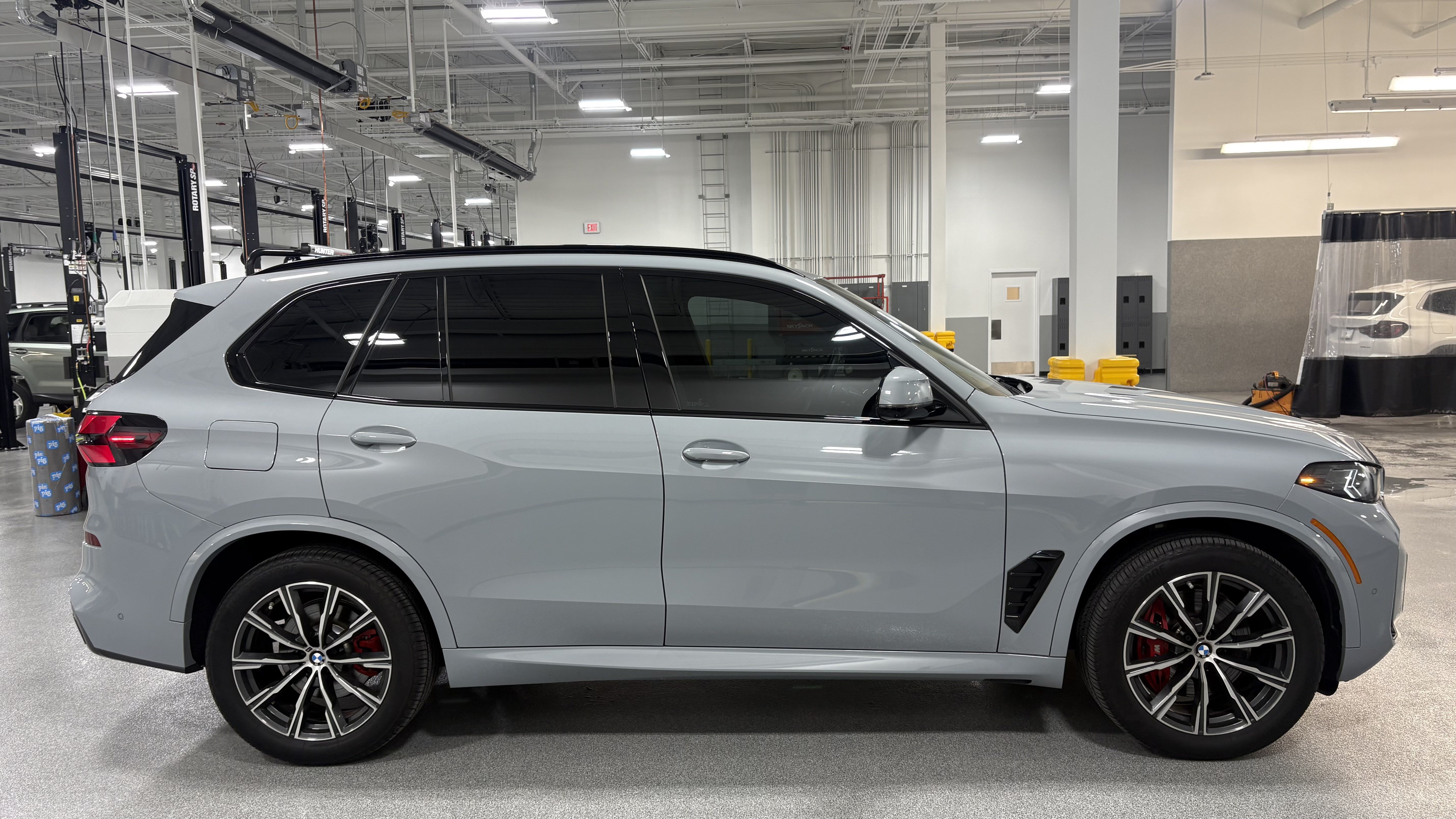 Certified 2025 BMW X5 xDrive40i w/ M Sport Package AWD/4WD image 11
