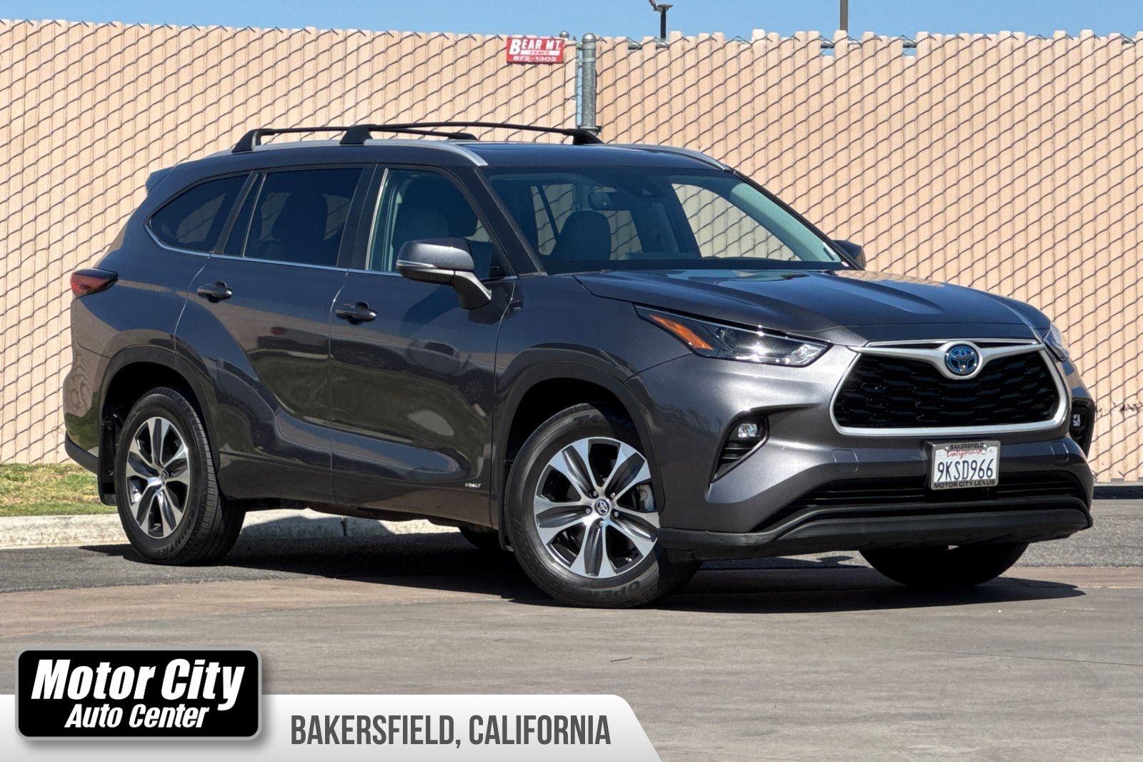 Used 2024 Toyota Highlander XLE AWD/4WD image 1