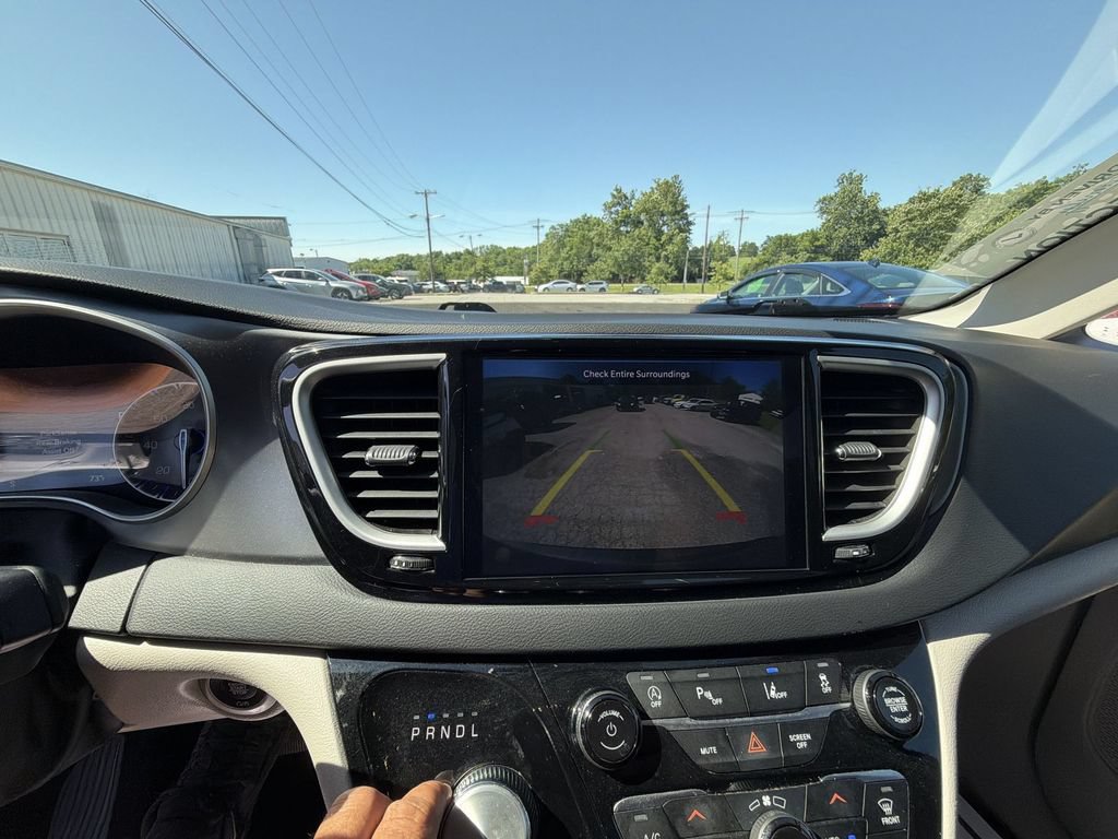 Used 2023 Chrysler Pacifica Touring-L FWD image 17