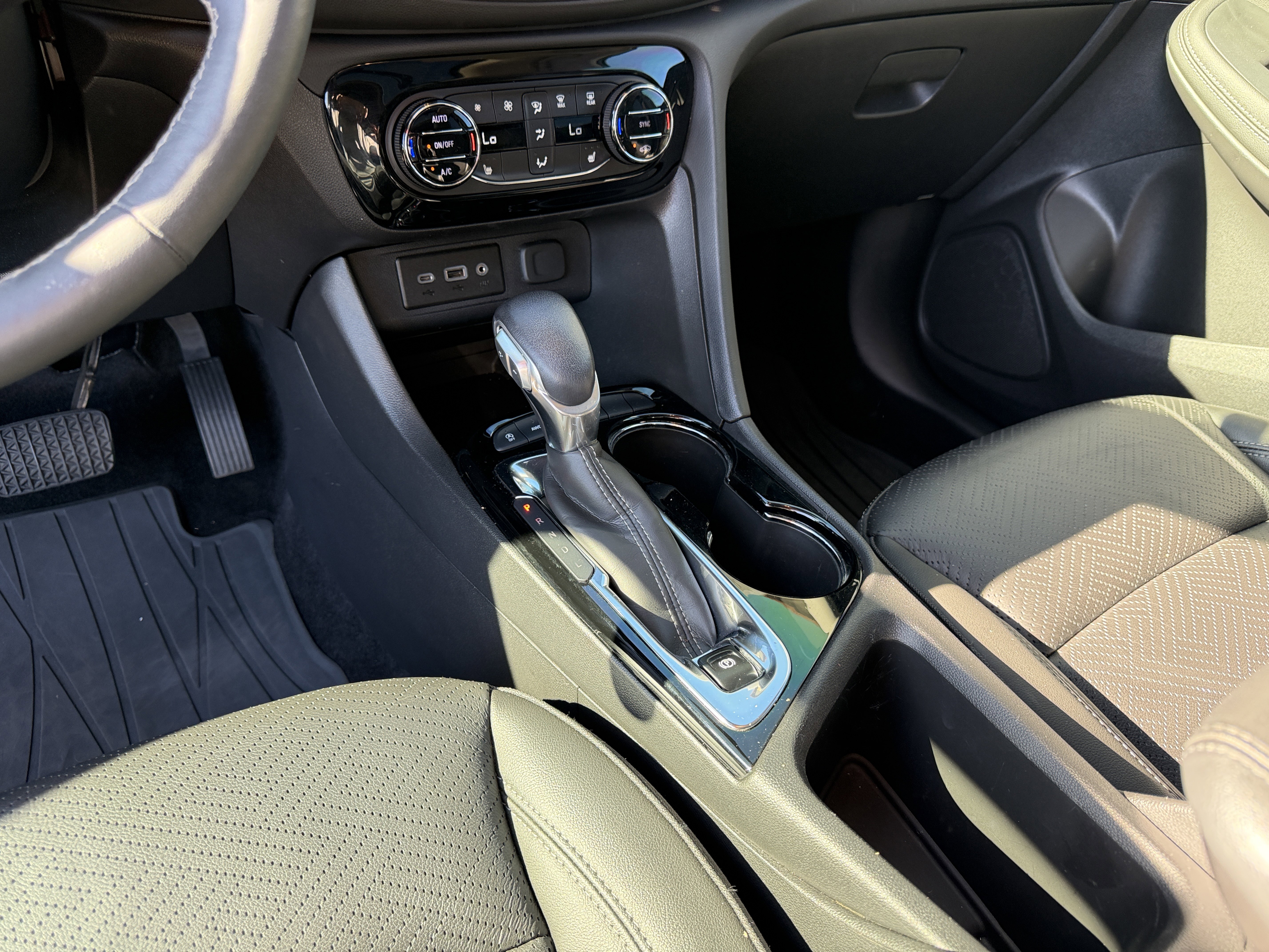 Used 2023 Buick Encore GX Essence w/ Experience Buick Package image 27