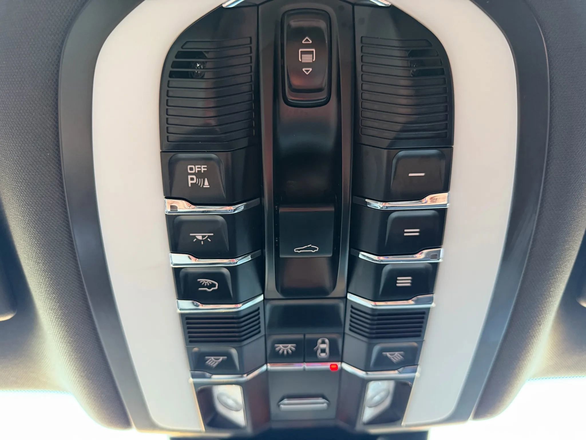 Used 2018 Porsche Macan Sport Edition image 41