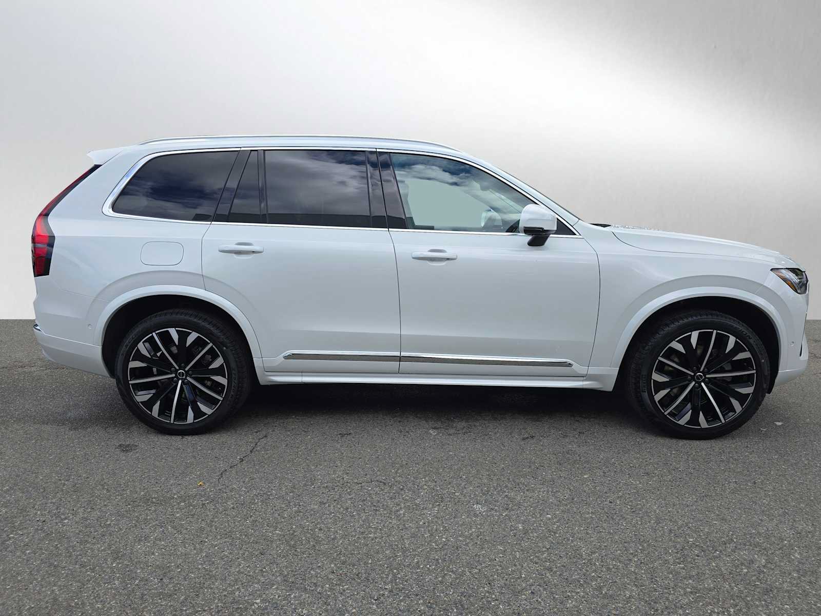 New 2026 Volvo XC90 B6 Plus w/ Protection Package AWD/4WD image 2