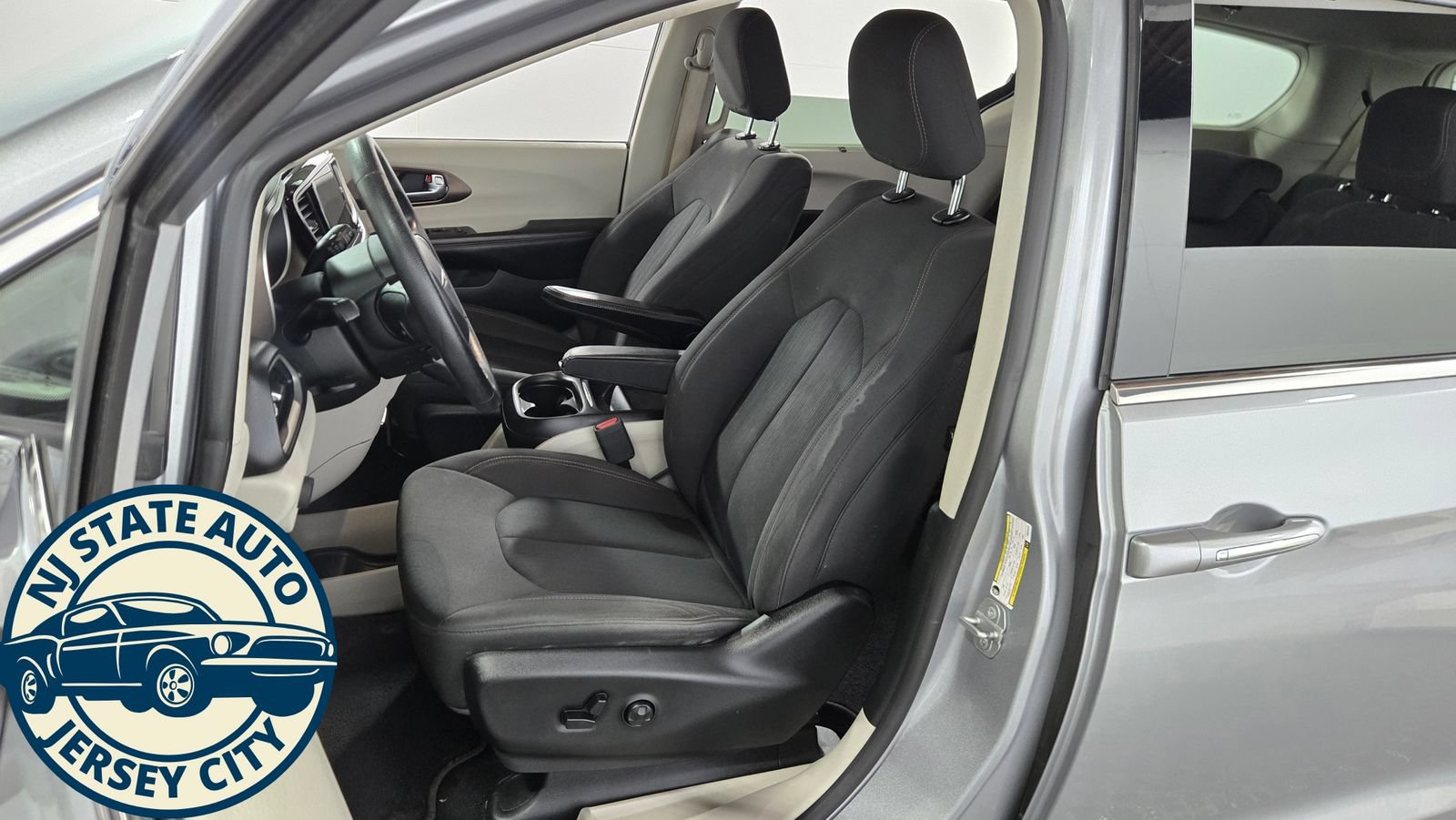 Used 2019 Chrysler Pacifica Touring Plus w/ Tire & Wheel Group FWD image 24