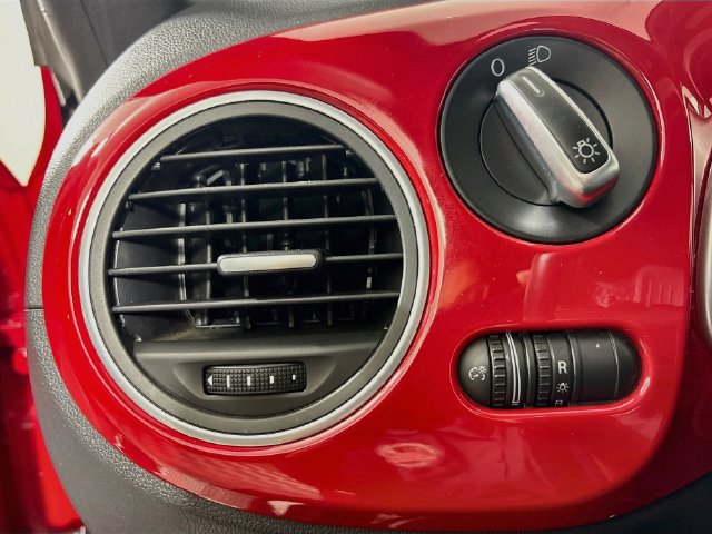 Used 2013 Volkswagen Beetle TDI FWD image 10