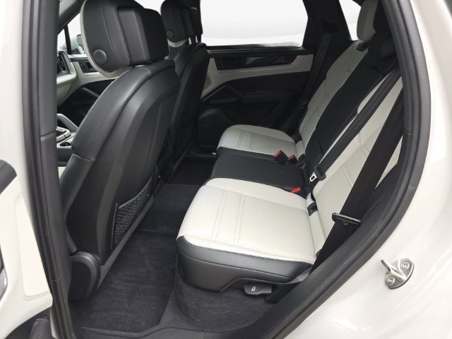 Used 2024 Porsche Cayenne AWD/4WD image 14