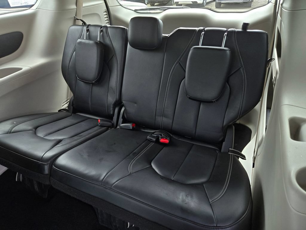 Used 2023 Chrysler Pacifica Touring-L FWD image 14