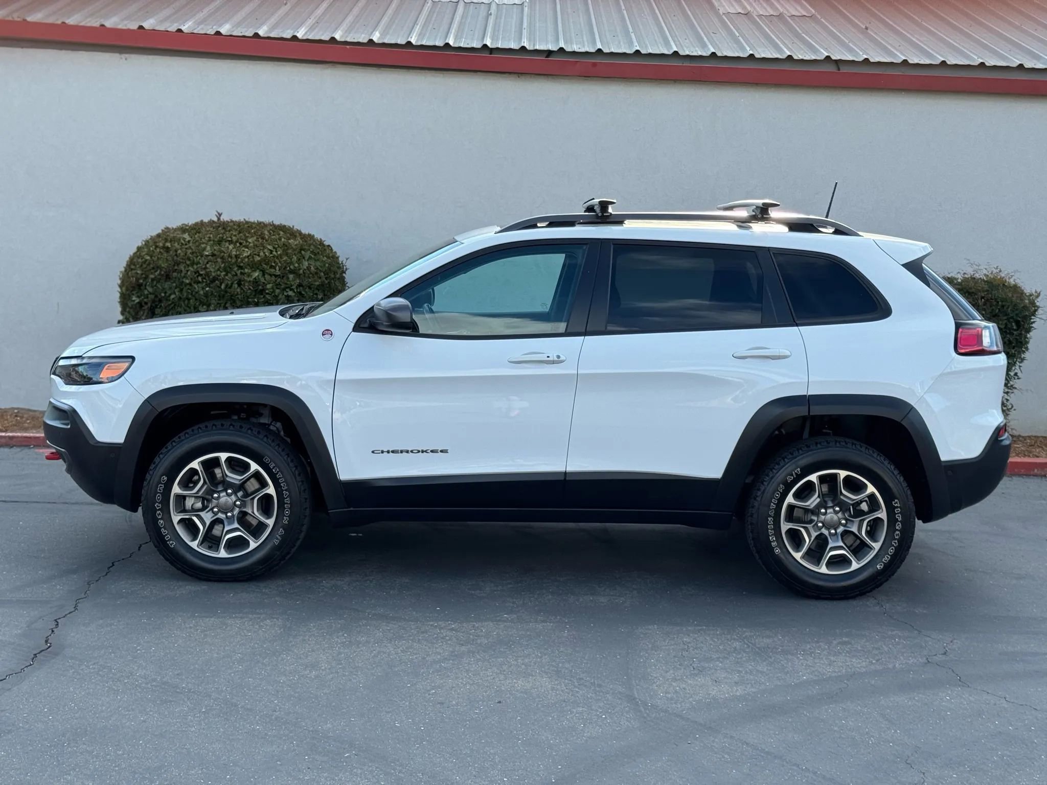 Used 2020 Jeep Cherokee Trailhawk image 3