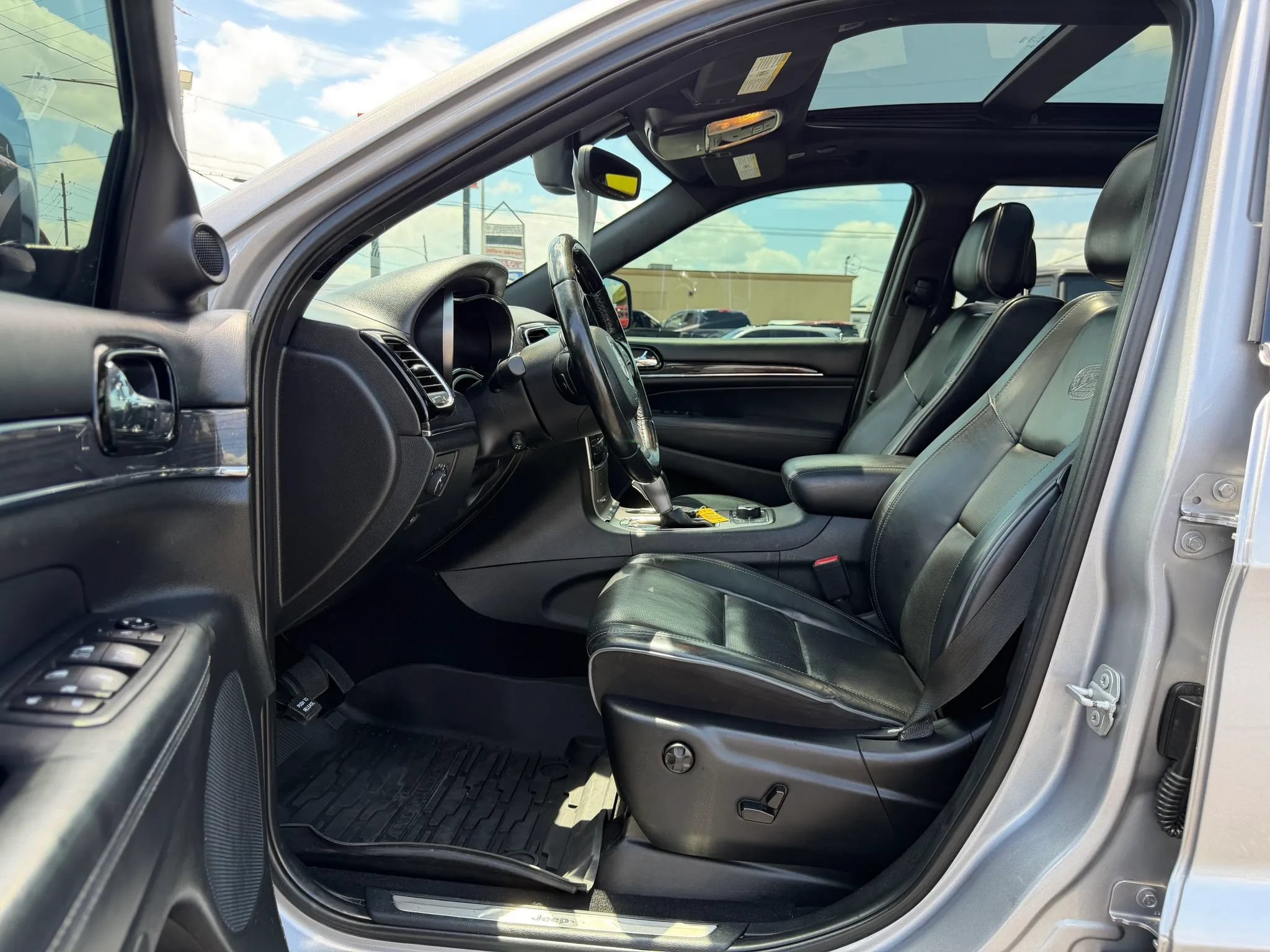 Used 2020 Jeep Grand Cherokee Overland AWD/4WD image 4