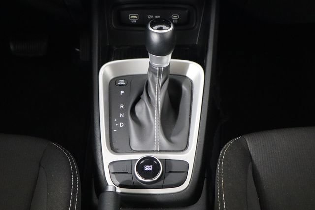 Used 2025 Hyundai Venue SEL FWD image 25