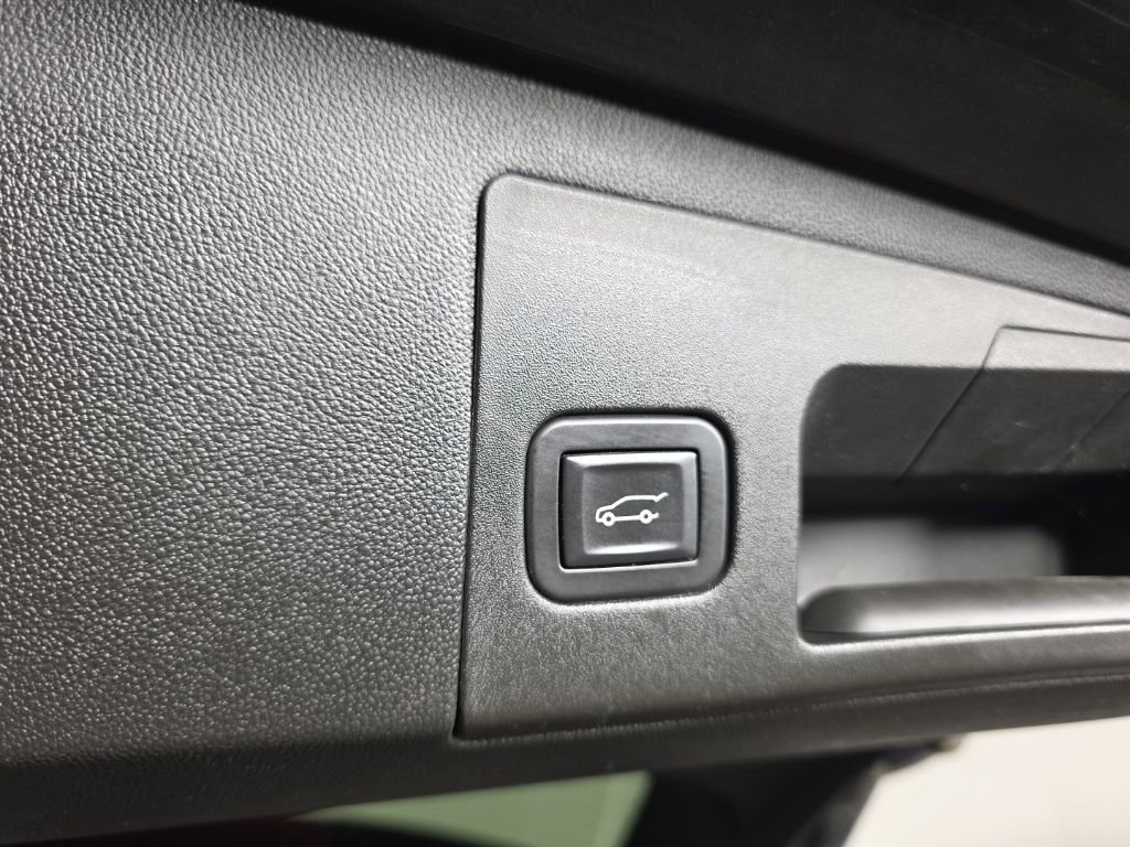 Used 2018 Cadillac XT5 Luxury w/ Driver Awareness Package AWD/4WD image 36