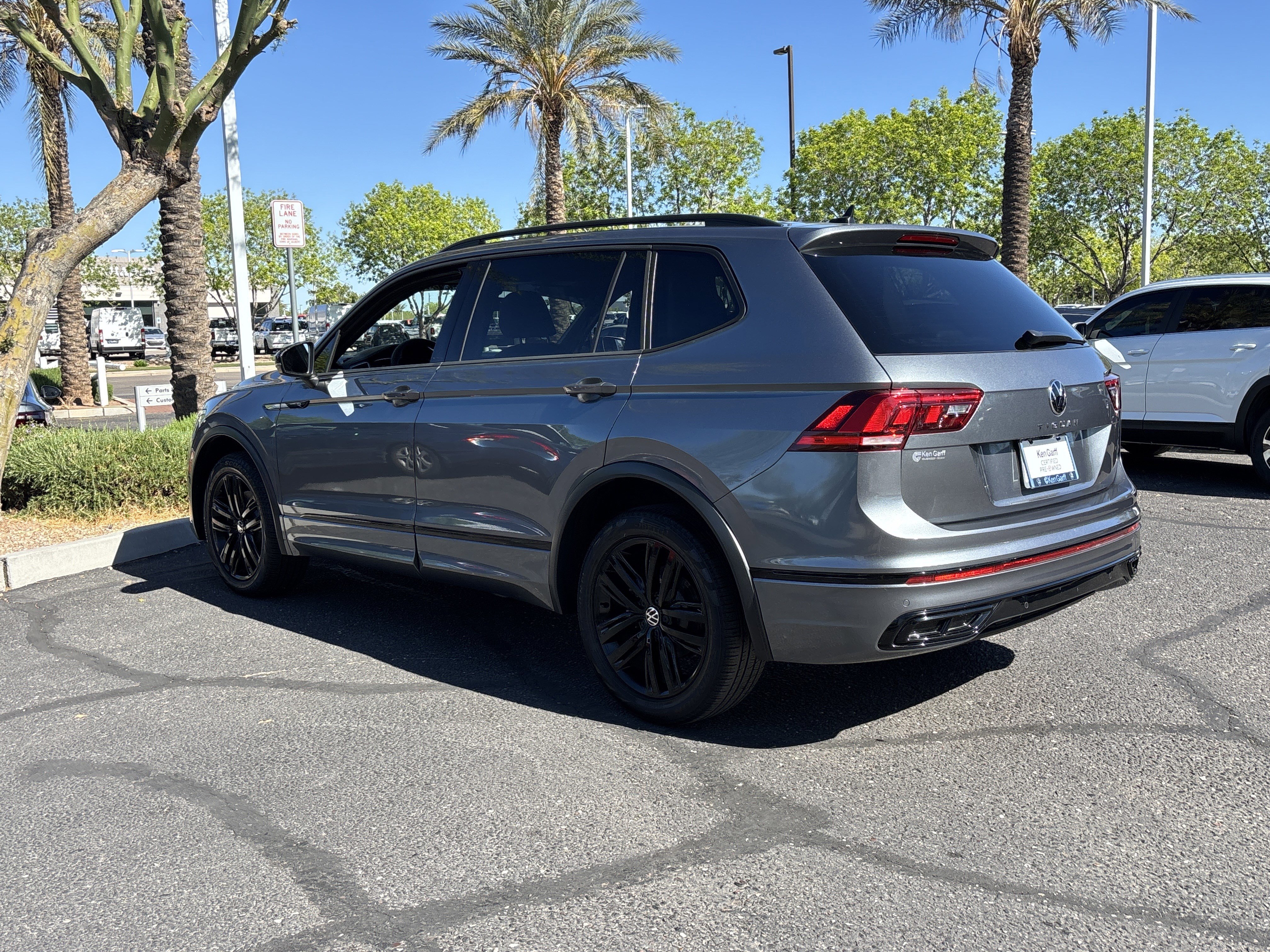 Used 2022 Volkswagen Tiguan SE R-Line image 3